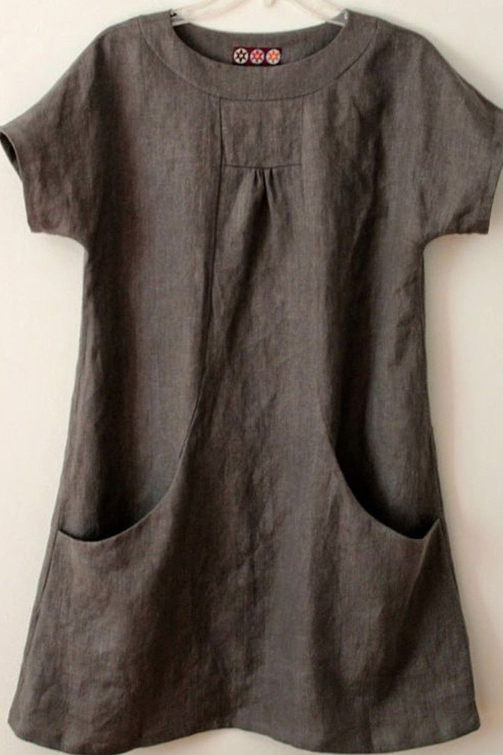 Women’s Blouse – Relaxed Fit – Short Sleeve – Natural Fibers – Front Pockets – Pleated Neckline